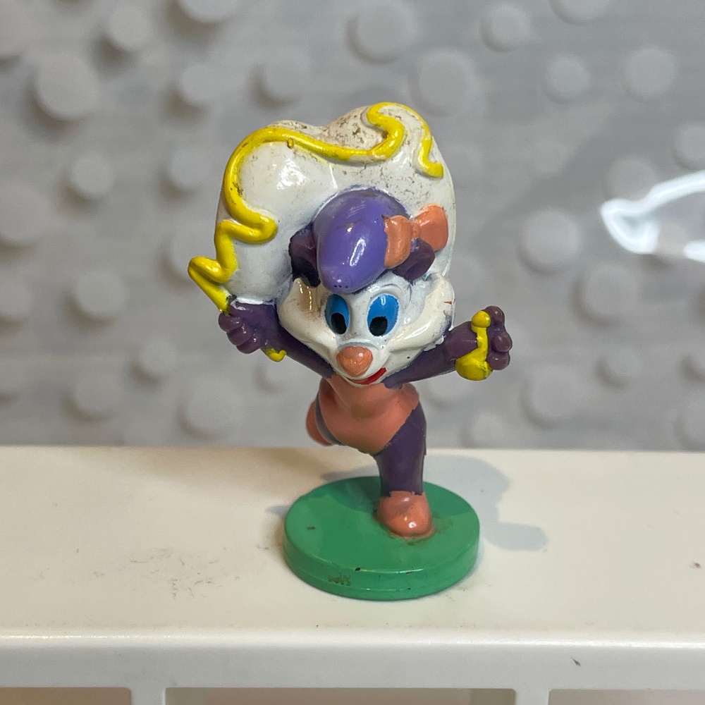 🥳10/$20- Vintage Tiny Toons Fifi La Fume figure